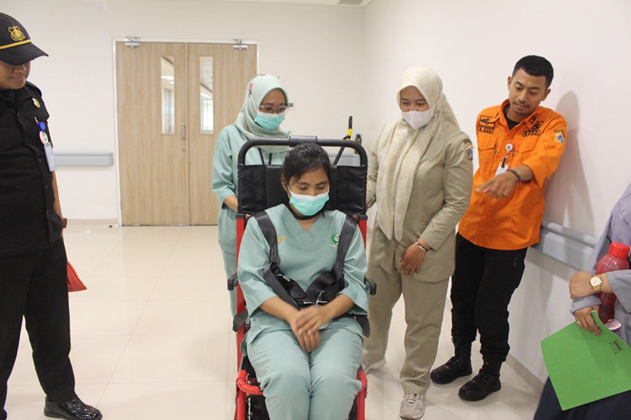 ▼地震備え病院で訓練実施