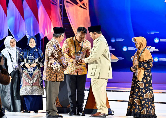 ▼大統領が教師３人を表彰