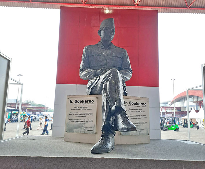 ▼スカルノ像