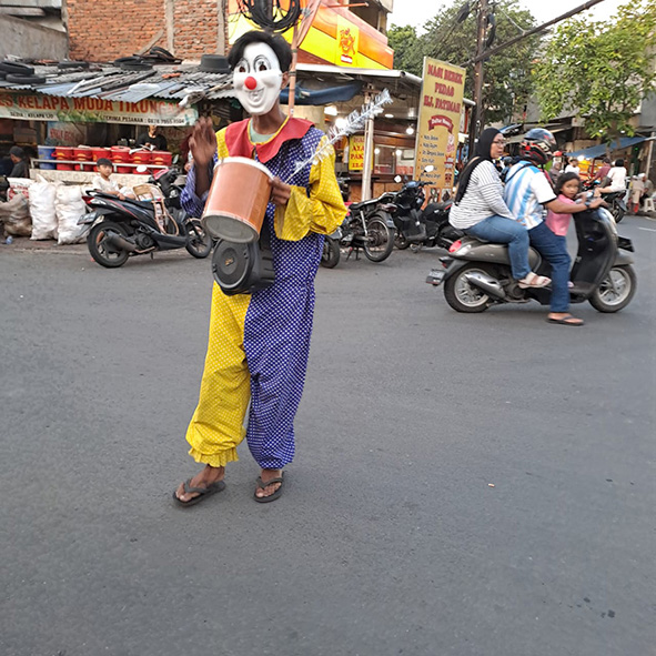 ▼道で物乞いをするピエロ