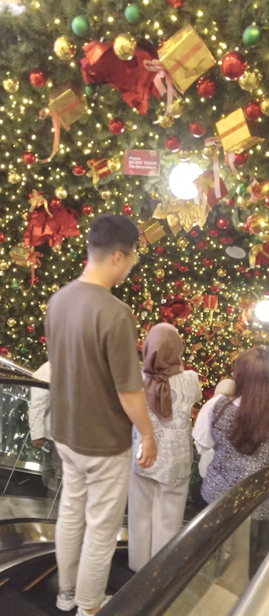 モール装飾に人波　公共空間にキャロル響く