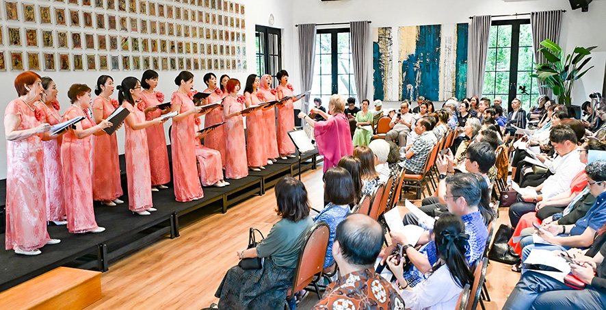 響くコーラス、観客魅了　Ｘｍａｓ控え〝一服の清涼剤〟に　女声合唱団コール・ムティアラ