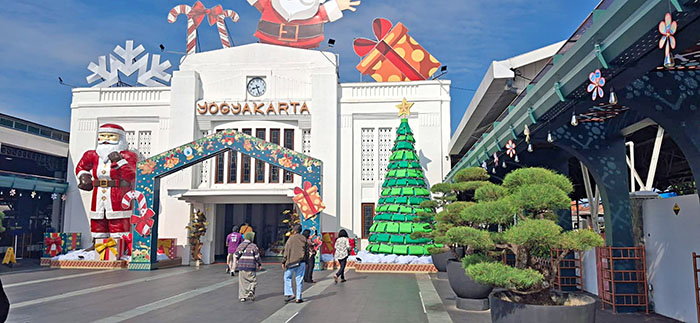 ▼高さ6メートルのクリスマスツリー