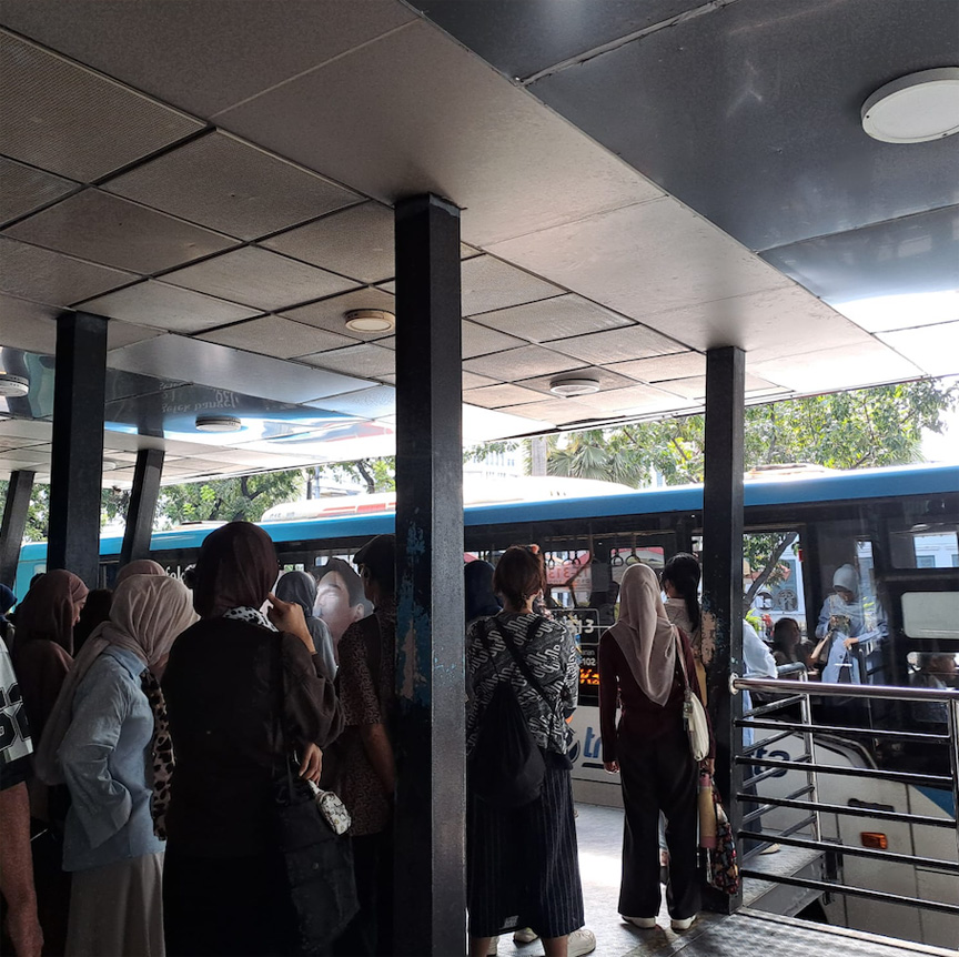 ▼乗客でにぎわう