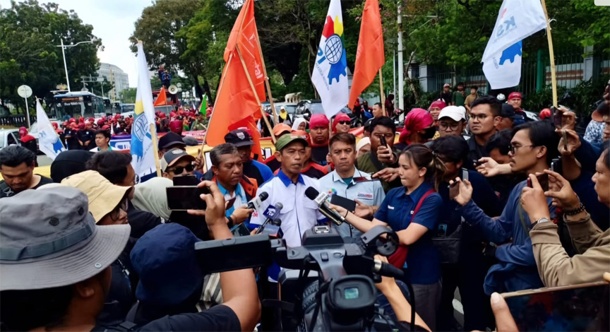 労働者、最低賃金2026に抗議　警察が宮殿前での行動を制限