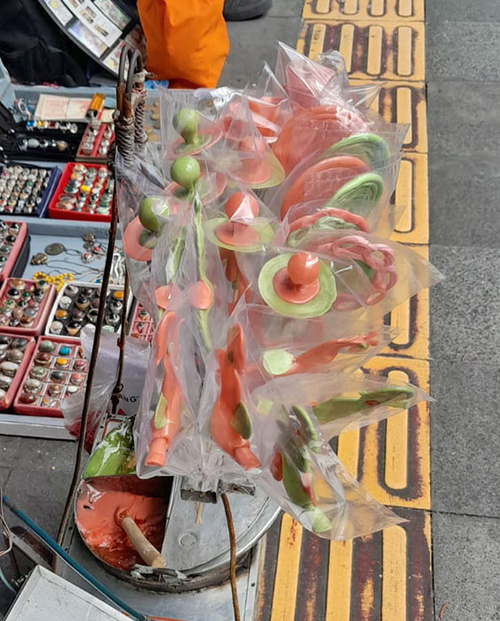 ▼懐かしい砂糖菓子の露店