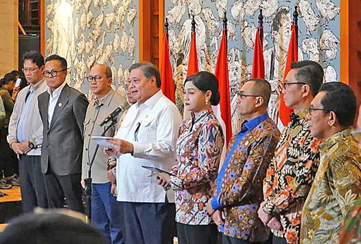 市場信頼揺らぐ　経済学者、迅速対応を要請