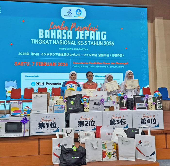 日本語プレゼン大会　高校生14人が成果発表