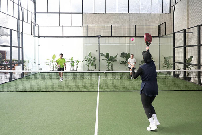 住宅地パデル新設禁止　営業制限と防音義務導入