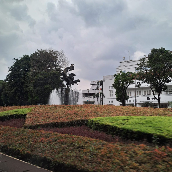 ▼ディポネゴロ像公園