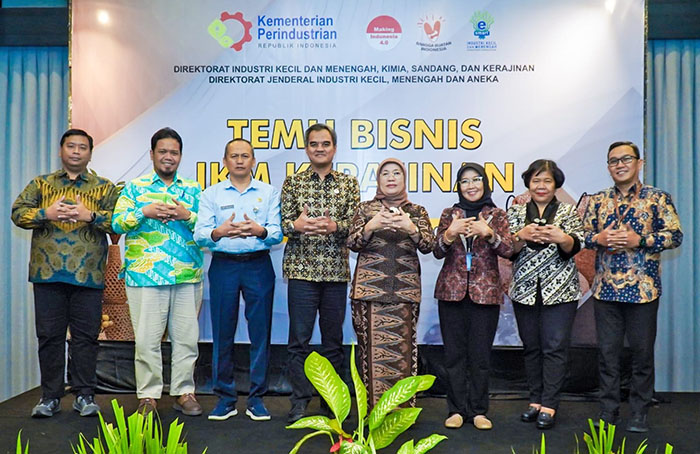 産業省工芸商談会開催　販路拡大と協力機会創出