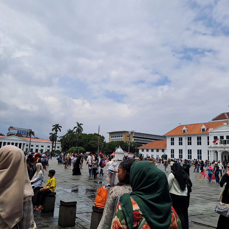 レバランの首都風景　道路閑散も商業施設活況