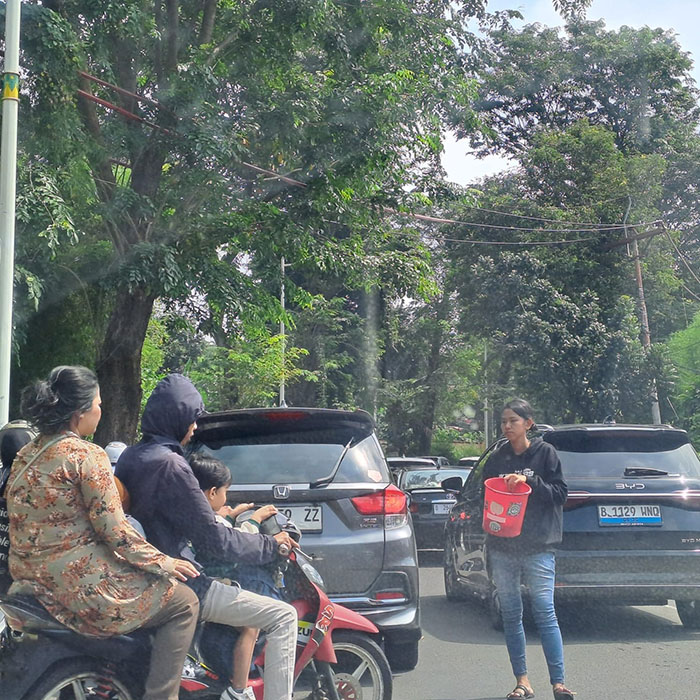 ▼ヘルメット未着用